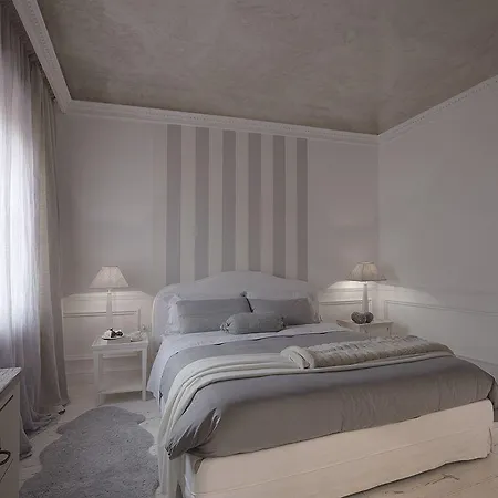 White By Mmega فلورنس